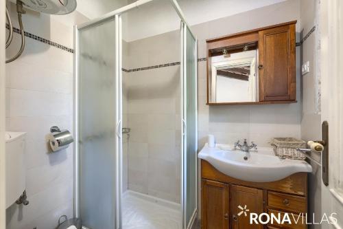 La salle de bains est pourvue d'une douche et d'un lavabo. dans l'établissement Villa Laurus ex Villa Majoli, à Marići