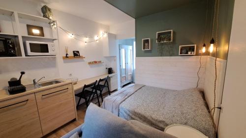 - une chambre avec un lit et un lavabo dans l'établissement Studio du 104, à Saint-Jean-de-Monts