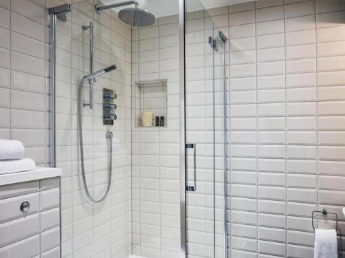 y baño con ducha y puerta de cristal. en Myhotel Bloomsbury en Londres