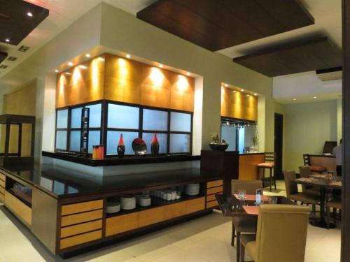 une salle à manger avec un comptoir et une fenêtre dans l'établissement Pontefino Hotel and Residences, à Dilao