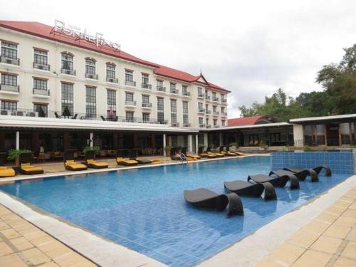 une piscine avec des chaises longues devant un bâtiment dans l'établissement Pontefino Hotel and Residences, à Dilao