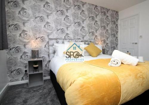sypialnia z łóżkiem i tapetą w kwiaty w obiekcie Cosy 2BR Home-4 Guests-Business-Families-Netflix-Free Parking & WiFi w mieście Caerleon