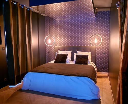 Love Room L'Aixtase - Oasis Romantique à Aix-les-Bains في إيكس لي بان: غرفة نوم بسرير كبير وبجدار ارجواني