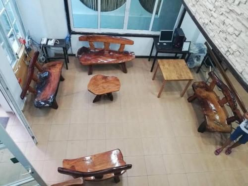 un groupe de chaises et de tables dans une pièce dans l'établissement Boracay Breeze Hotel, à Boracay