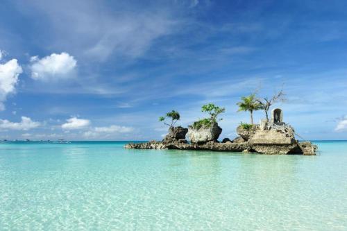 Une petite île dans l'océan avec des arbres dans l'établissement Boracay Breeze Hotel, à Boracay