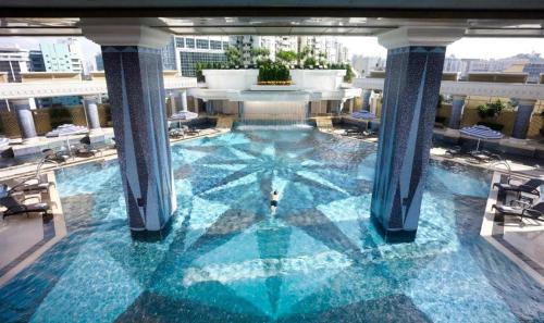 una piscina en la parte superior de un edificio con columnas en Grand Lisboa Hotel en Macao