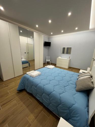 1 dormitorio con 1 cama azul grande en una habitación en PARADISO HOME, en Augusta