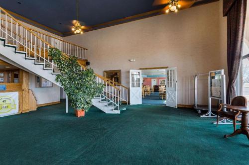 a room with a staircase and a potted plant at Rodeway Inn in Roswell