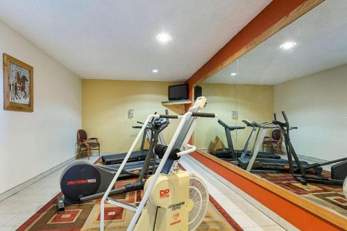 un gimnasio con varias bicicletas estáticas en una habitación en Rodeway Inn, en Roswell