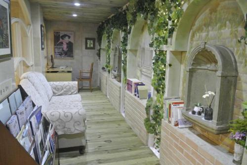 a hallway in a house with ivy on the walls at Lake Hills Sokrisan Hotel in Boeun