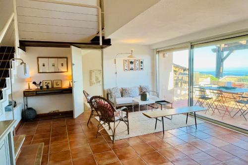 ボニファシオにあるLocation villa 3 chambres vue mer Bonifacioの海の景色を望むリビングルーム