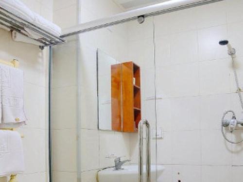 La salle de bains est pourvue d'une douche et d'un lavabo. dans l'établissement Super 8 Hotel Beijing International Exhibition Center, à Pékin
