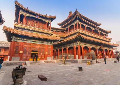 un grand bâtiment orange avec un grand bâtiment dans l'établissement Super 8 Hotel Beijing International Exhibition Center, à Pékin