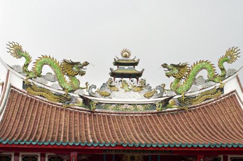 un techo de un edificio con dragones. en Danau Toba Hotel International, en Medan
