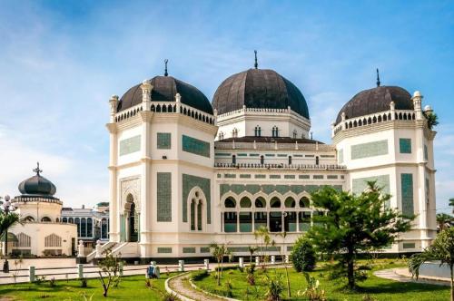 un grande edificio con due cupole sopra di Danau Toba Hotel International a Medan