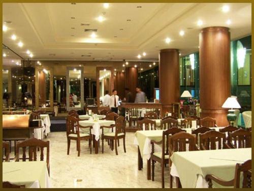 Restoran või mõni muu söögikoht majutusasutuses Sri U-Thong Grand Hotel