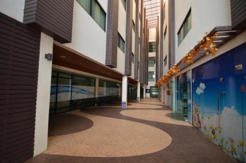 un couloir vide d'un bâtiment avec un trottoir dans l'établissement U Style Hotel, à Ban Phang Khwang Tai