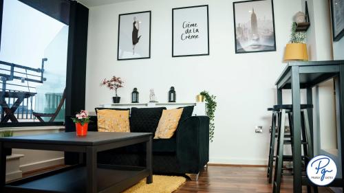 Penthouse - Amazing City Skyline Views - Balcony - FREE extra 2 hours - FREE Parking - Utilita Arena - Bullring Shopping - New St Station- Super King Size Bed photo 14