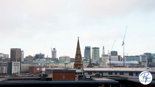 Penthouse - Amazing City Skyline Views - Balcony - FREE extra 2 hours - FREE Parking - Utilita Arena - Bullring Shopping - New St Station- Super King Size Bed photo 22