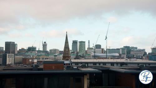 Penthouse - Amazing City Skyline Views - Balcony - FREE extra 2 hours - FREE Parking - Utilita Arena - Bullring Shopping - New St Station- Super King Size Bed photo 27