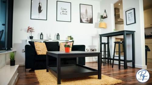 Penthouse - Amazing City Skyline Views - Balcony - FREE extra 2 hours - FREE Parking - Utilita Arena - Bullring Shopping - New St Station- Super King Size Bed photo 8
