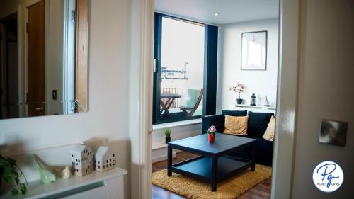 Penthouse - Amazing City Skyline Views - Balcony - FREE extra 2 hours - FREE Parking - Utilita Arena - Bullring Shopping - New St Station- Super King Size Bed photo 28