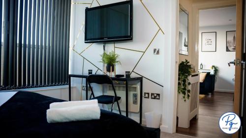 Penthouse - Amazing City Skyline Views - Balcony - FREE extra 2 hours - FREE Parking - Utilita Arena - Bullring Shopping - New St Station- Super King Size Bed photo 29