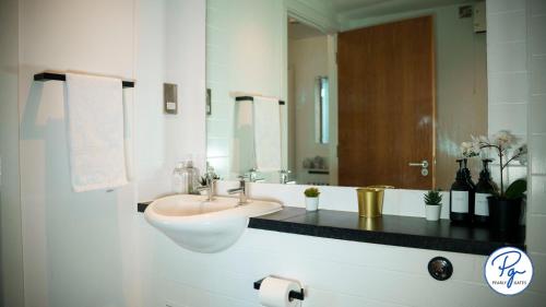 Penthouse - Amazing City Skyline Views - Balcony - FREE extra 2 hours - FREE Parking - Utilita Arena - Bullring Shopping - New St Station- Super King Size Bed photo 57