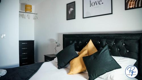 Penthouse - Amazing City Skyline Views - Balcony - FREE extra 2 hours - FREE Parking - Utilita Arena - Bullring Shopping - New St Station- Super King Size Bed photo 39