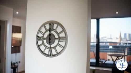 Penthouse - Amazing City Skyline Views - Balcony - FREE extra 2 hours - FREE Parking - Utilita Arena - Bullring Shopping - New St Station- Super King Size Bed photo 46
