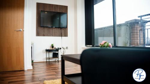 Penthouse - Amazing City Skyline Views - Balcony - FREE extra 2 hours - FREE Parking - Utilita Arena - Bullring Shopping - New St Station- Super King Size Bed photo 5