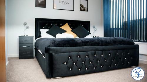 Penthouse - Amazing City Skyline Views - Balcony - FREE extra 2 hours - FREE Parking - Utilita Arena - Bullring Shopping - New St Station- Super King Size Bed photo 42