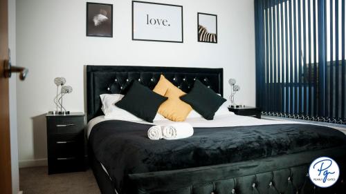 Penthouse - Amazing City Skyline Views - Balcony - FREE extra 2 hours - FREE Parking - Utilita Arena - Bullring Shopping - New St Station- Super King Size Bed photo 3