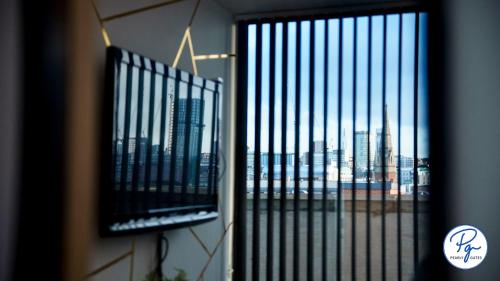 Penthouse - Amazing City Skyline Views - Balcony - FREE extra 2 hours - FREE Parking - Utilita Arena - Bullring Shopping - New St Station- Super King Size Bed photo 59