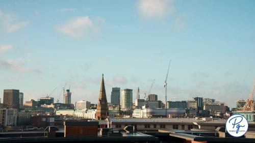 Penthouse - Amazing City Skyline Views - Balcony - FREE extra 2 hours - FREE Parking - Utilita Arena - Bullring Shopping - New St Station- Super King Size Bed photo 61