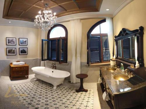 a large bathroom with a large tub and a sink at Xiamen Gulangyu Linshifu Gongguan Hotel in Gulang Yu
