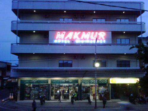 um edifício com um cartaz que diz Makimite nele em Hotel Makmur em Karanganyar