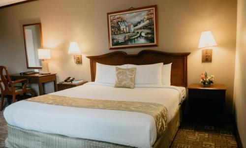 una habitación de hotel con una cama grande. en East Asia Royale Hotel en Lagao