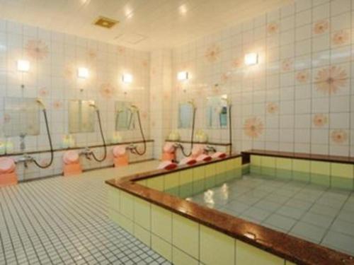 y baño con bañera, aseos y espejos. en Hotel SP Haruno, en Mimase