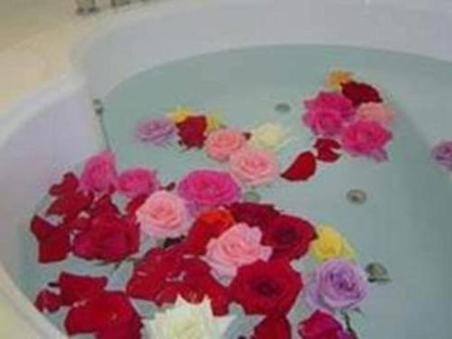 a bunch of flowers sitting in a bath tub at Hotel Shikino Kura in Kawazu