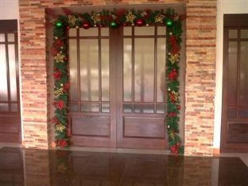 ein Paar Türen mit Weihnachtsdekoration in der Unterkunft Regal Plaza Hotel in Nabua