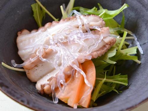 a plate of food with meat and vegetables at Nanaironoyu Hotel in Takeo
