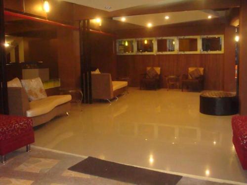 uma ampla sala de estar com sofás e cadeiras em Baan Rim Khong Hotel em Ban Nong Saeng