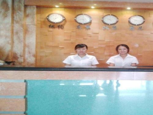 Μέλη του προσωπικού του Yiwu Guomao Hotel