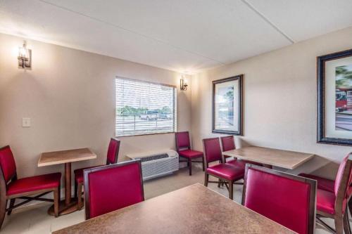 Χώρος καθιστικού στο Rodeway Inn & Suites