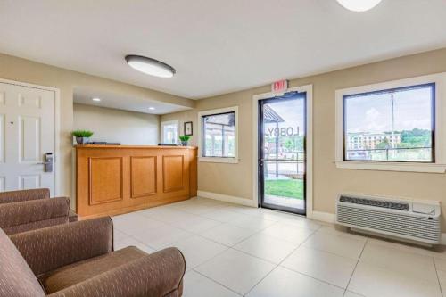 Χώρος καθιστικού στο Rodeway Inn & Suites