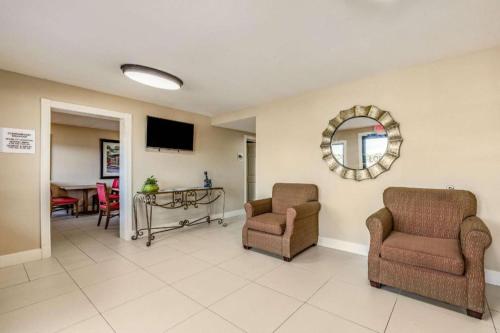 Μια τηλεόραση ή/και κέντρο ψυχαγωγίας στο Rodeway Inn & Suites