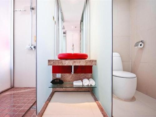 baño con lavabo rojo y aseo en Guilin Jinshuiwan International Hotel en Lingui