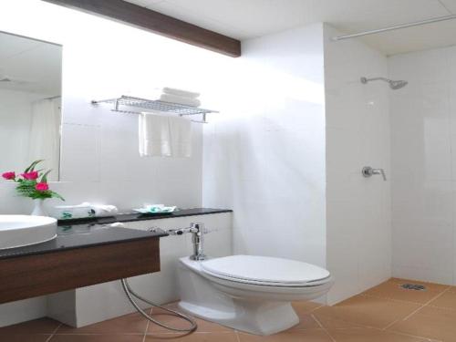 e bagno con servizi igienici, lavandino e doccia. di The Color Hotel a Hat Yai