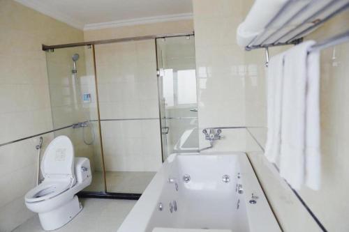 Gia Bao Hotel Bac Ninh في Ða Hội: حمام مع مرحاض ومغسلة وحوض استحمام